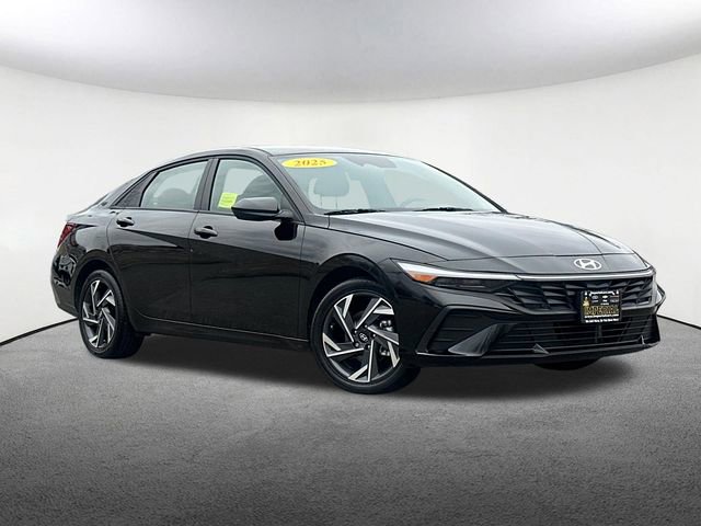 Used 2025 Hyundai Elantra SEL image 2