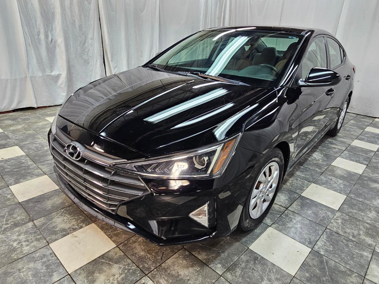 Used 2019 Hyundai Elantra SE FWD image 2