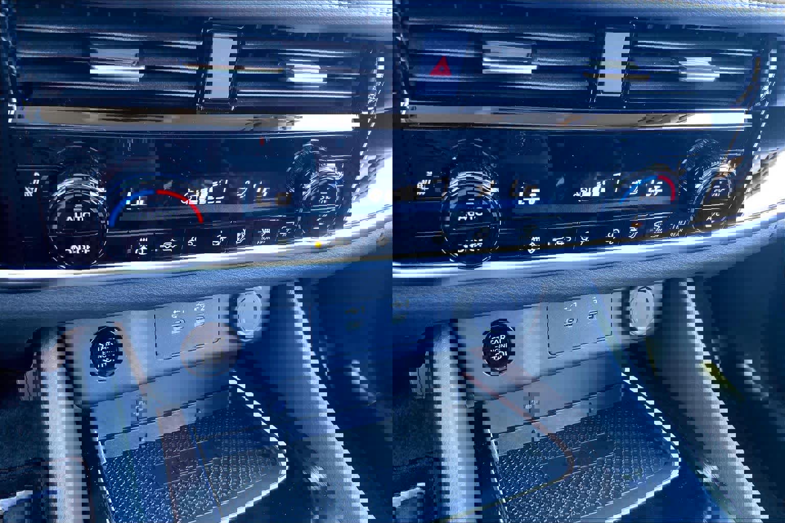 Used 2025 Nissan Rogue SL image 32