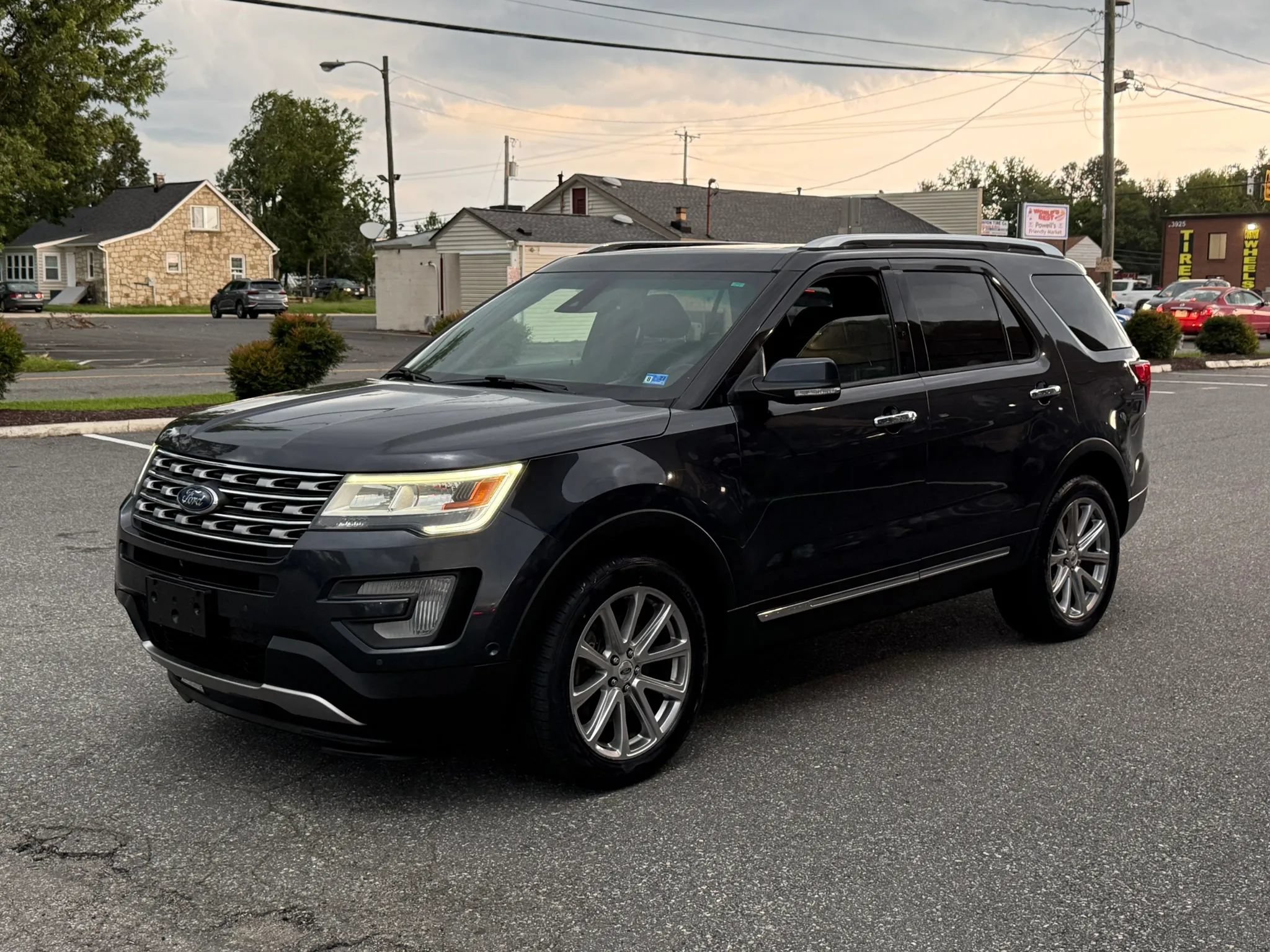 Used 2017 Ford Explorer Limited w/ Equipment Group 301A AWD/4WD image 3