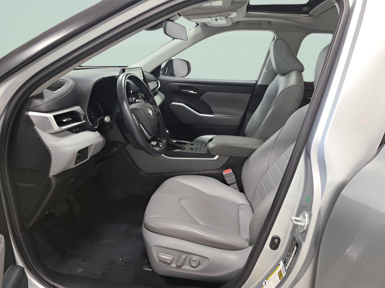 Used 2021 Toyota Highlander XLE AWD/4WD image 19