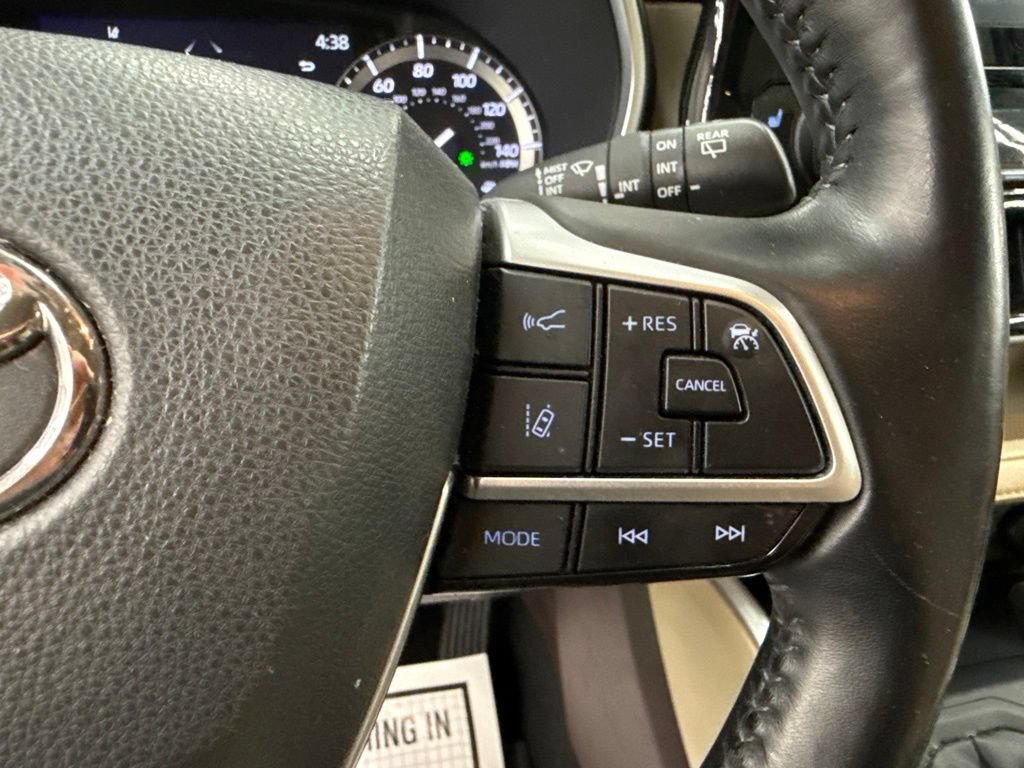 Used 2022 Toyota Highlander XLE AWD/4WD image 31