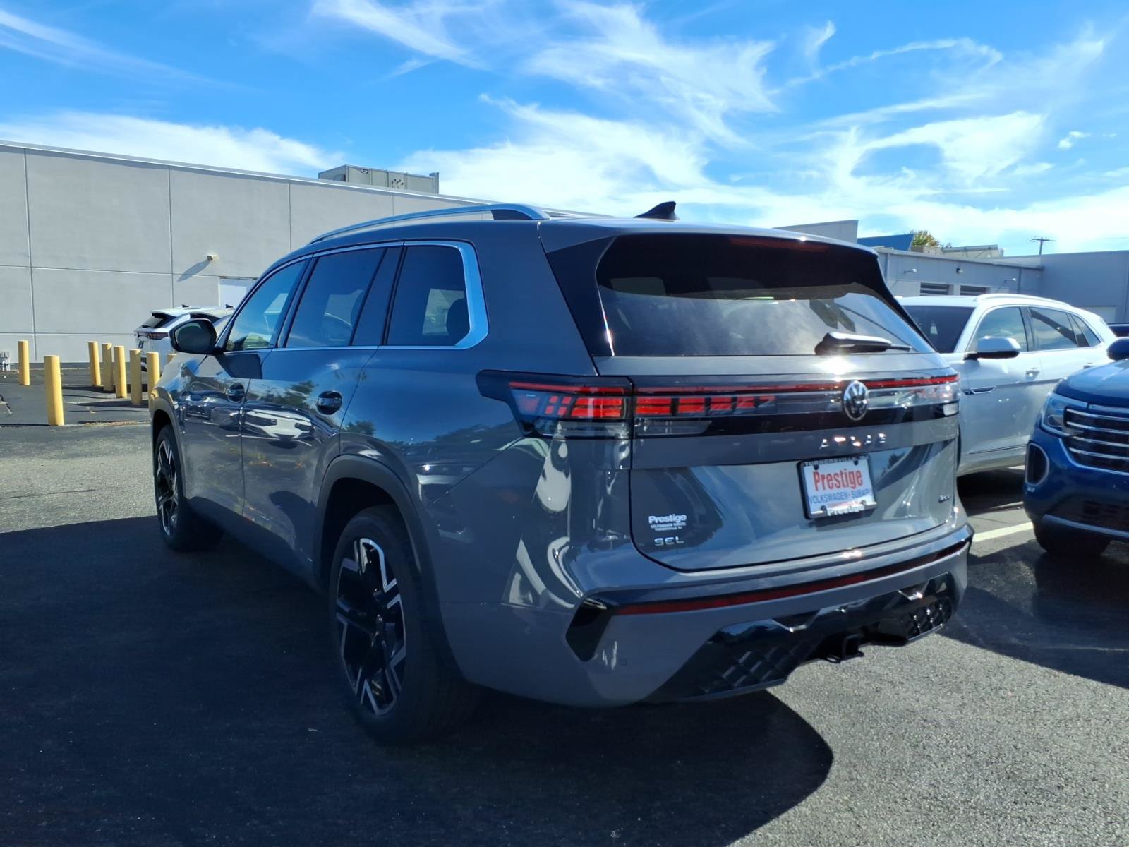 New 2027 Volkswagen Atlas SEL Premium R-Line AWD/4WD image 4