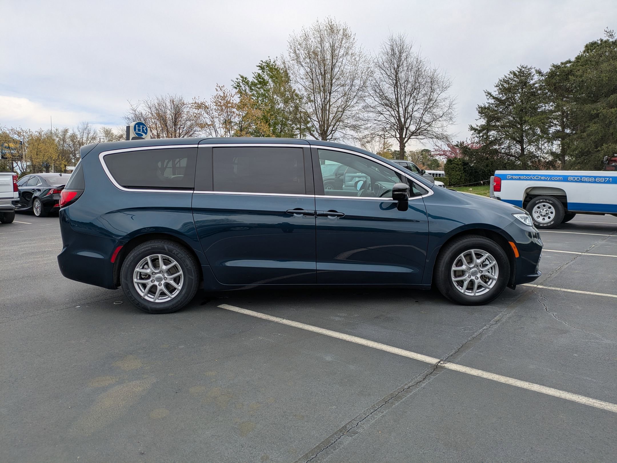 Used 2025 Chrysler Pacifica Select image 5