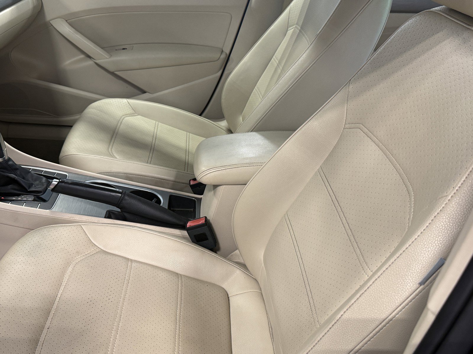Used 2014 Volkswagen Passat TDI SE FWD image 23
