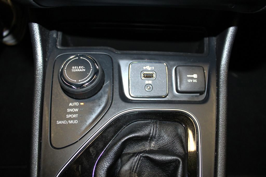 Used 2020 Jeep Cherokee Limited w/ Technology Group image 21