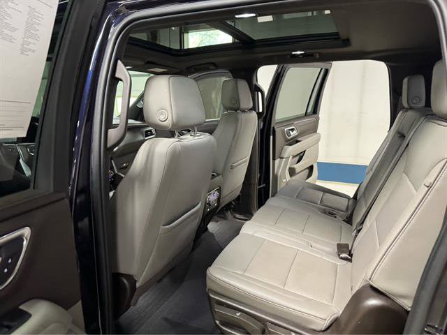 Used 2022 GMC Yukon XL SLT w/ SLT Premium Package AWD/4WD image 13