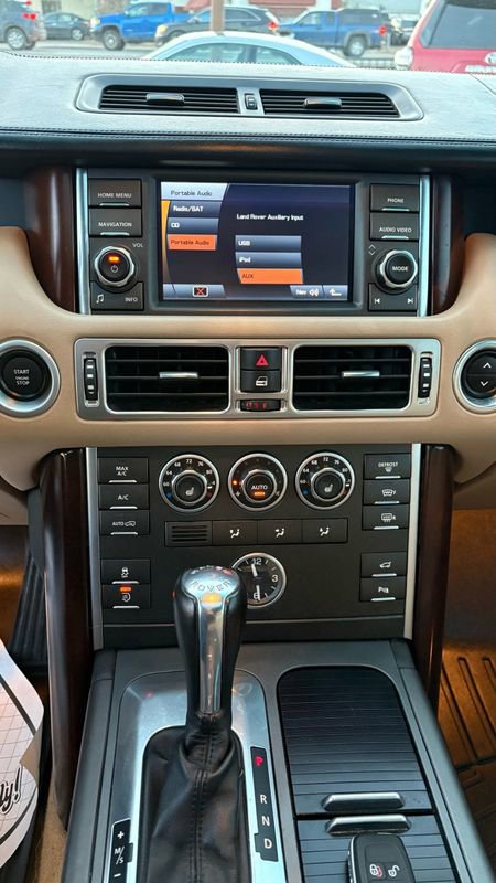 Used 2012 Land Rover Range Rover HSE image 13