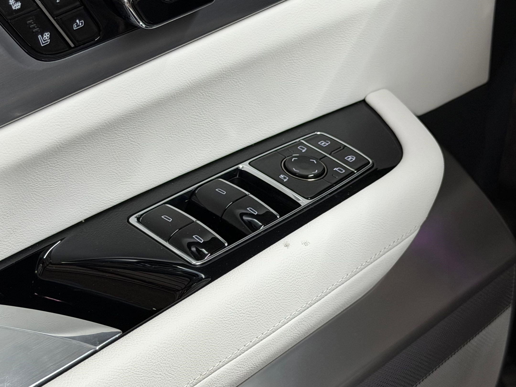 New 2026 Cadillac Vistiq Luxury AWD/4WD image 23