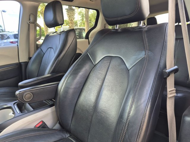 Used 2020 Chrysler Pacifica Touring-L FWD image 13