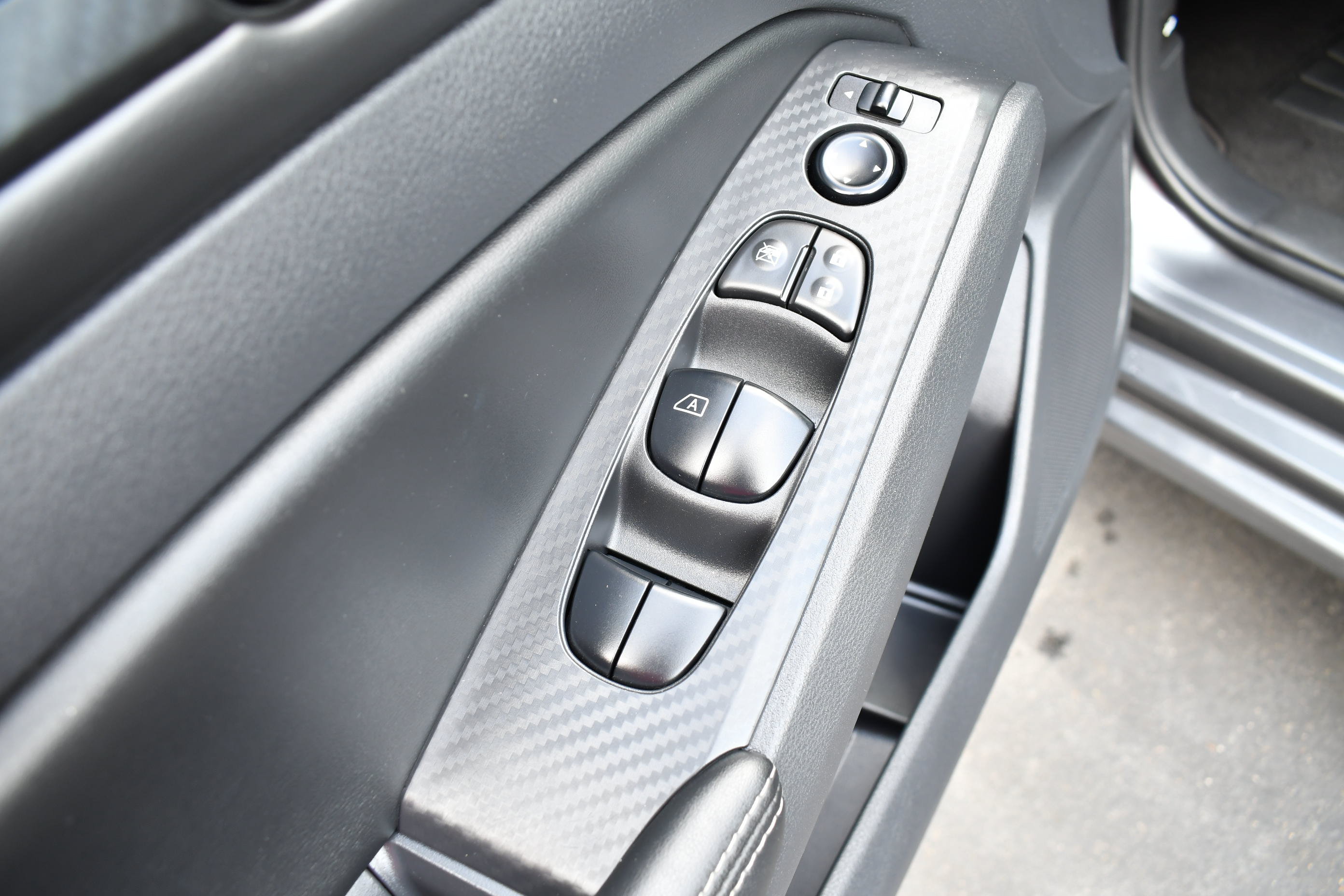 Used 2025 Nissan Altima 2.5 SV FWD image 12