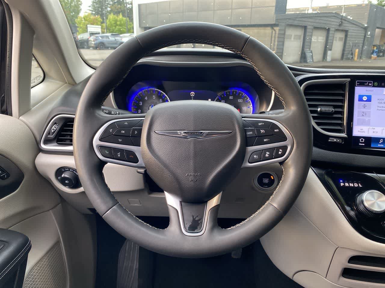 Used 2024 Chrysler Pacifica Touring-L FWD image 18