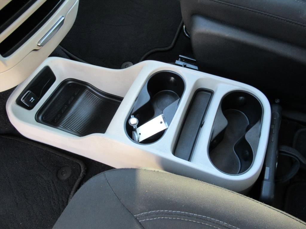 Used 2022 Chrysler Voyager LX image 16