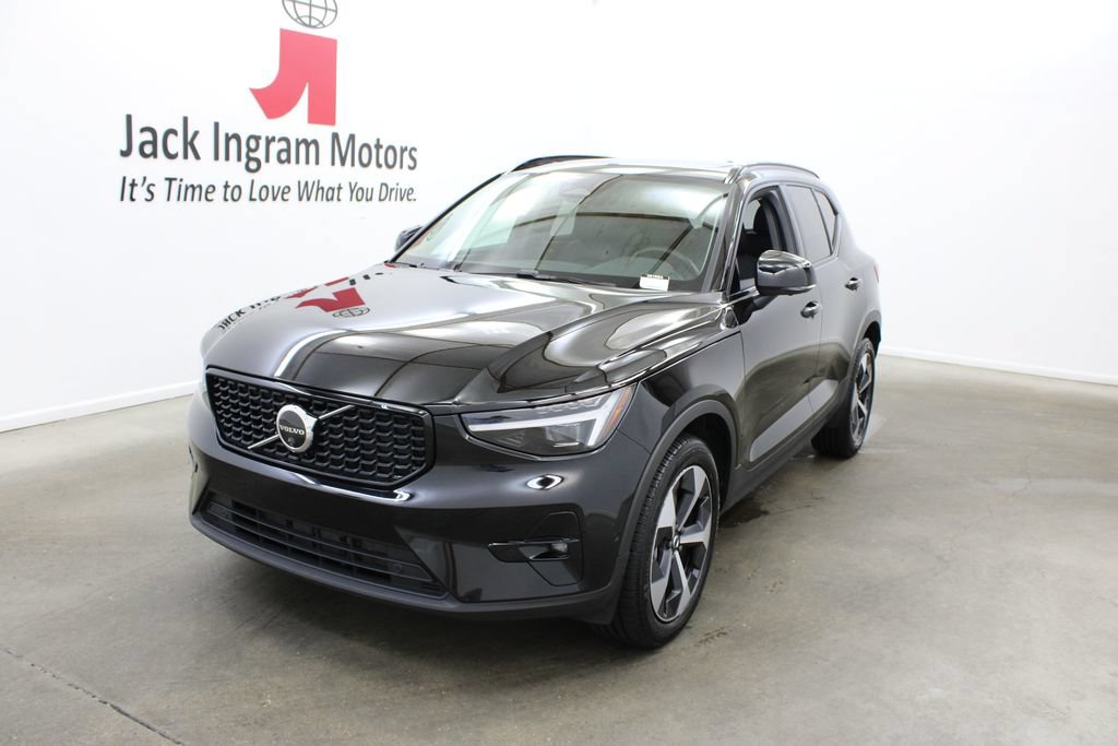Used 2026 Volvo XC40 B5 Plus AWD/4WD image 2
