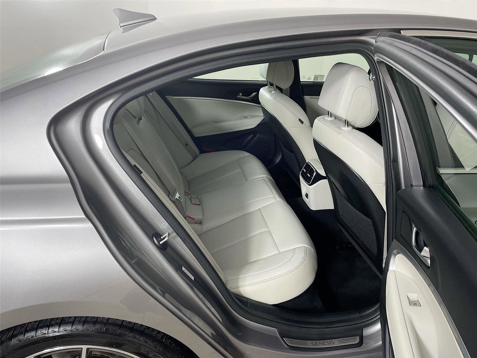 Used 2025 Genesis G70 2.5T image 27