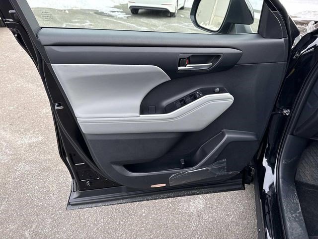 Used 2026 Toyota Highlander XLE image 13