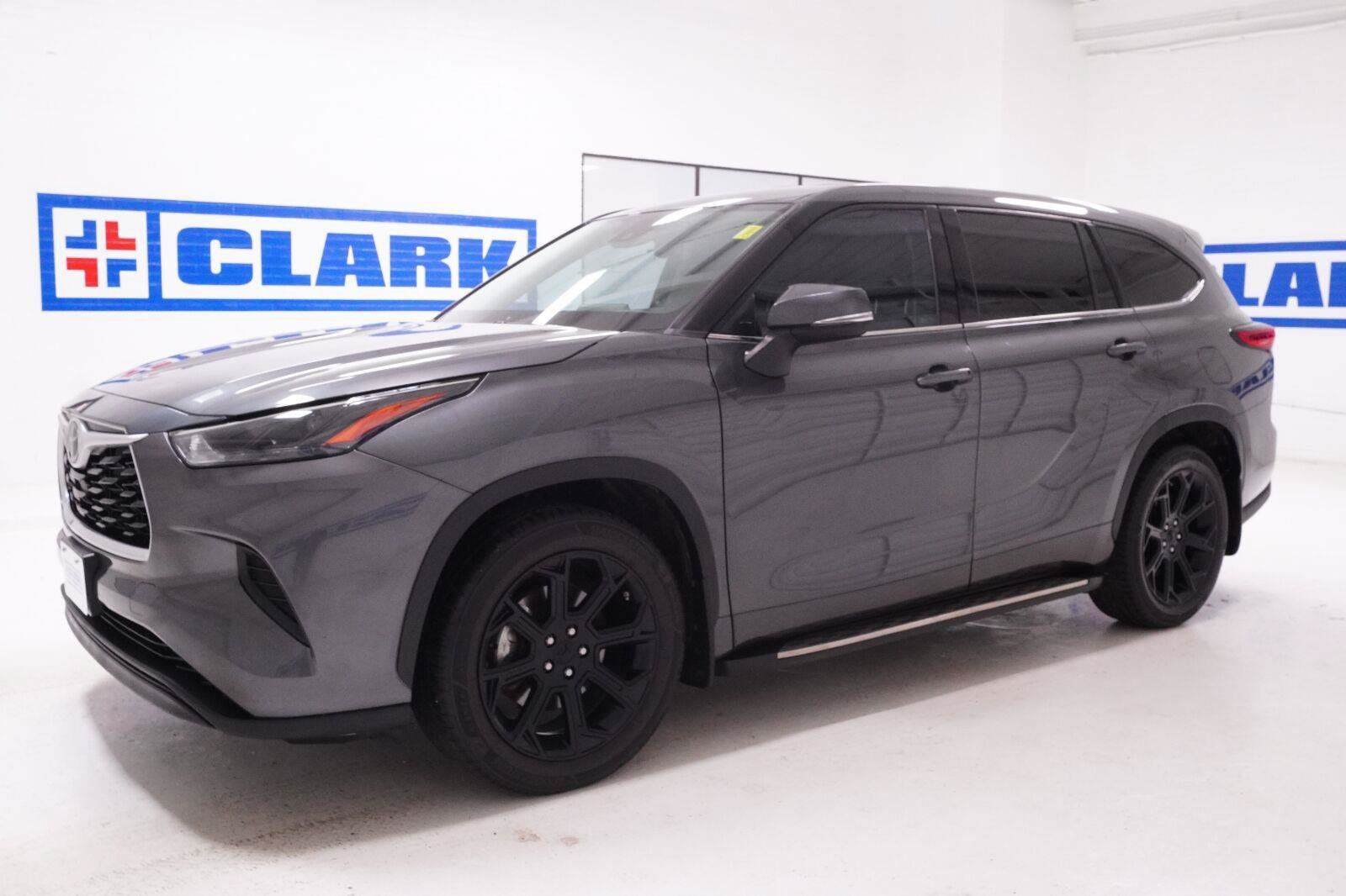 Used 2022 Toyota Highlander L FWD image 34