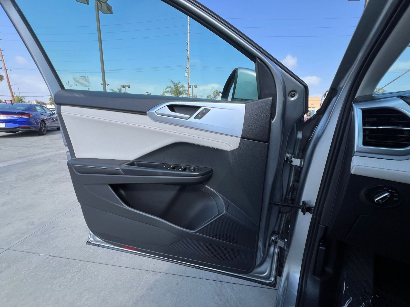 Used 2025 Volkswagen Taos SE FWD image 20