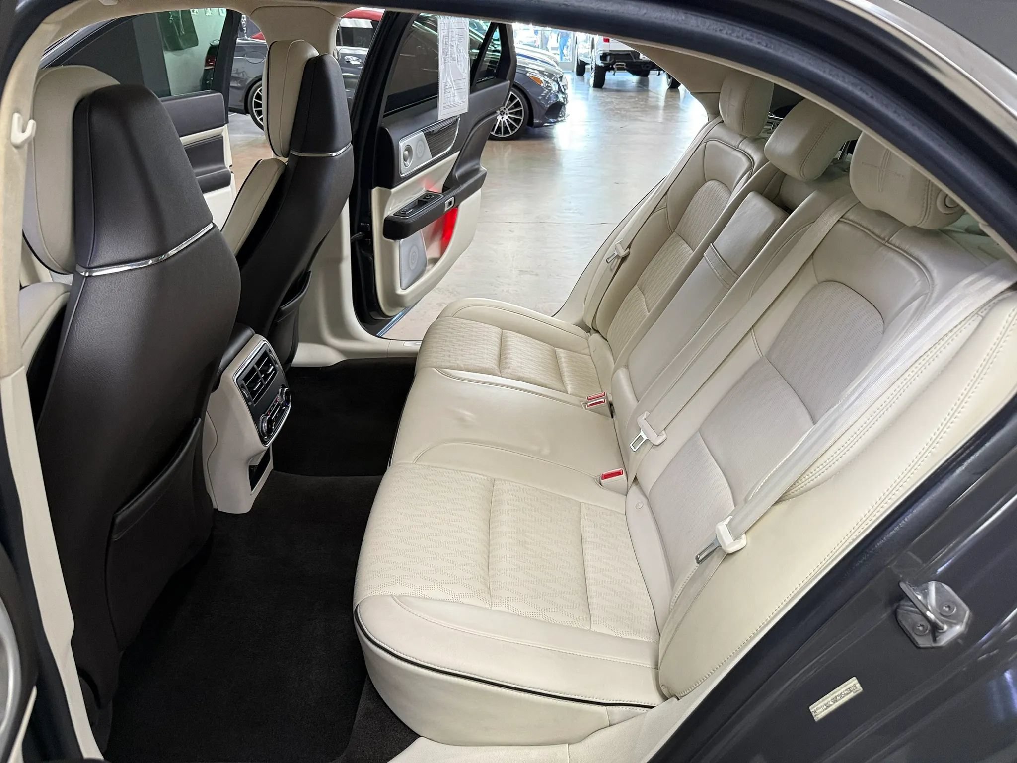 Used 2017 Lincoln Continental Black Label w/ Technology Package FWD image 25