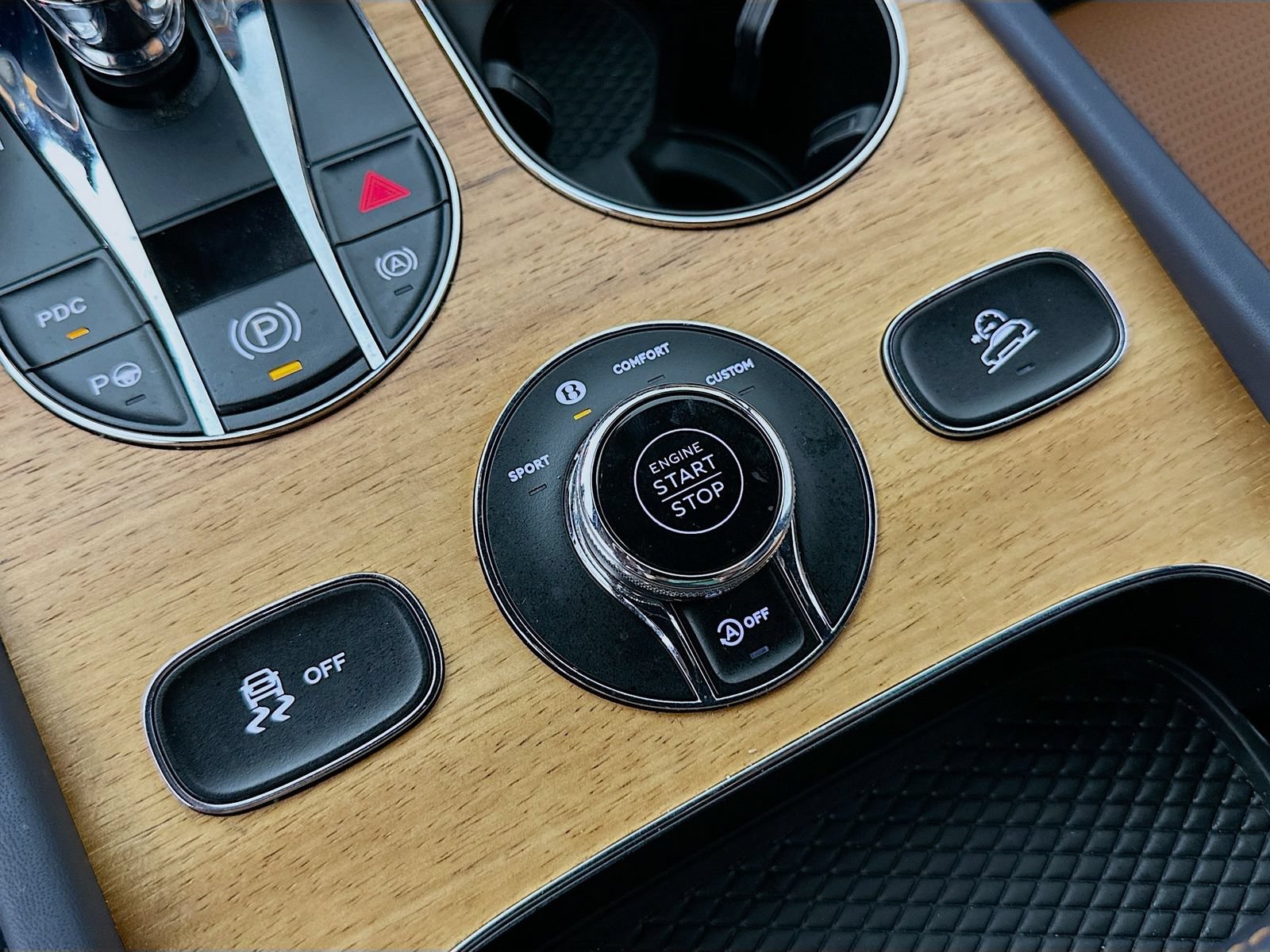 Used 2023 Bentley Bentayga Extended Wheelbase AWD/4WD image 31