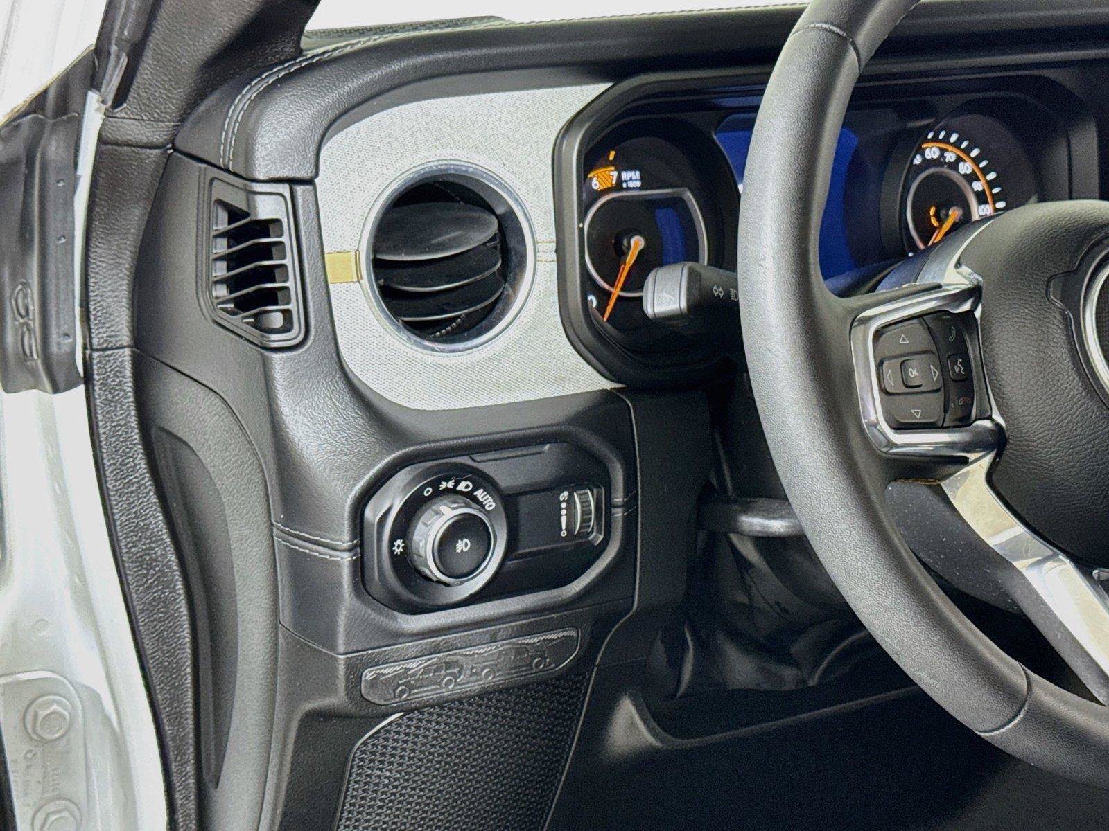 Used 2025 Jeep Wrangler Unlimited Sahara AWD/4WD image 37