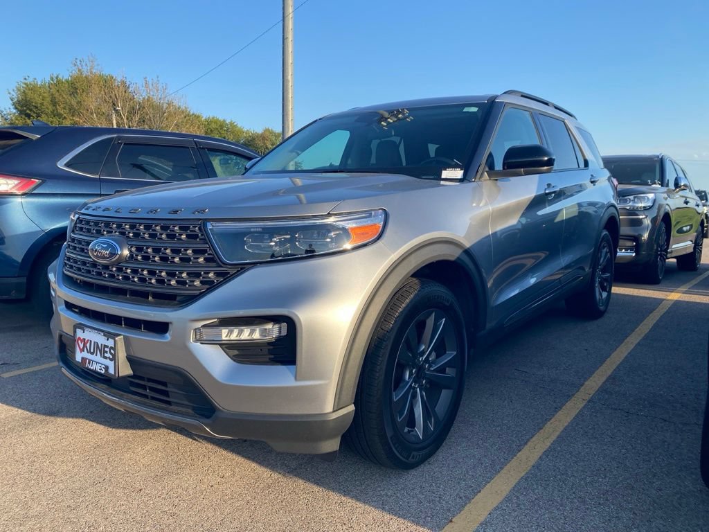 Used 2023 Ford Explorer XLT w/ Equipment Group 202A AWD/4WD image 16