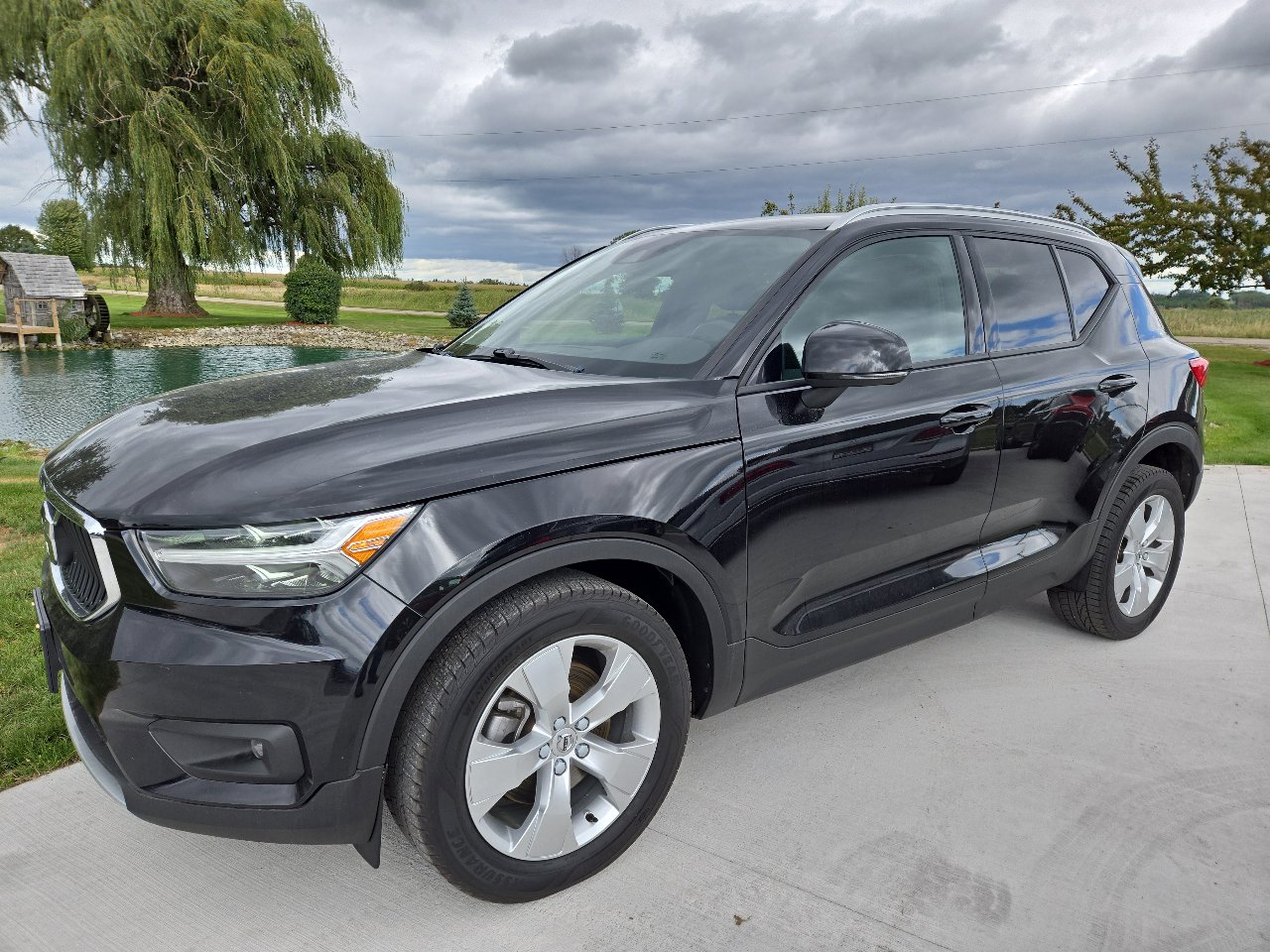 Used 2021 Volvo XC40 T4 Momentum image 1