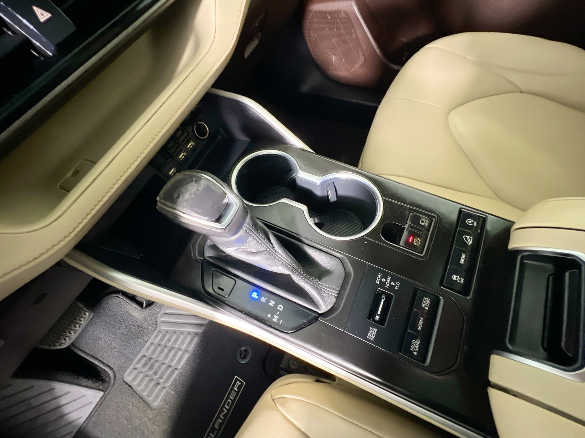 Used 2020 Toyota Highlander XLE image 26