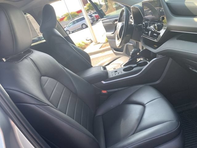 Used 2023 Toyota Highlander XLE FWD image 14