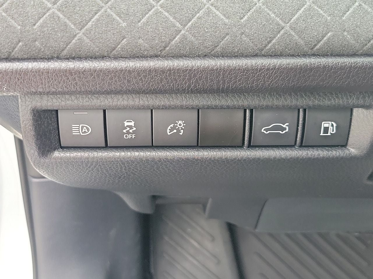 Used 2025 Toyota Camry XLE AWD/4WD image 32