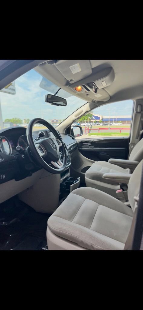 Used 2018 Dodge Grand Caravan SE w/ UConnect Hands-Free Group image 7