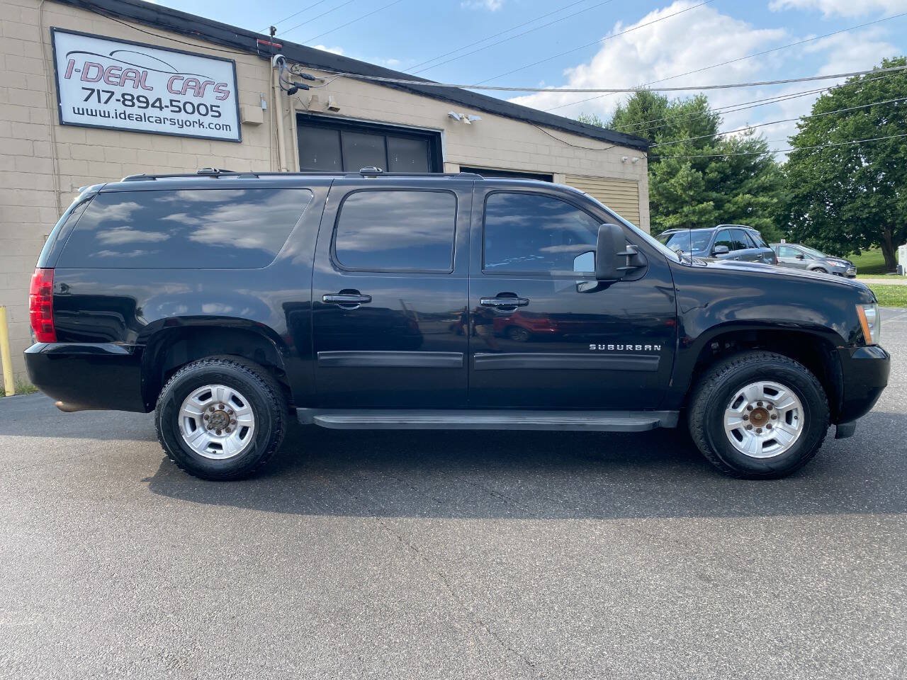 Used 2011 Chevrolet Suburban 2500 LS w/ Skid Plate Package AWD/4WD image 2