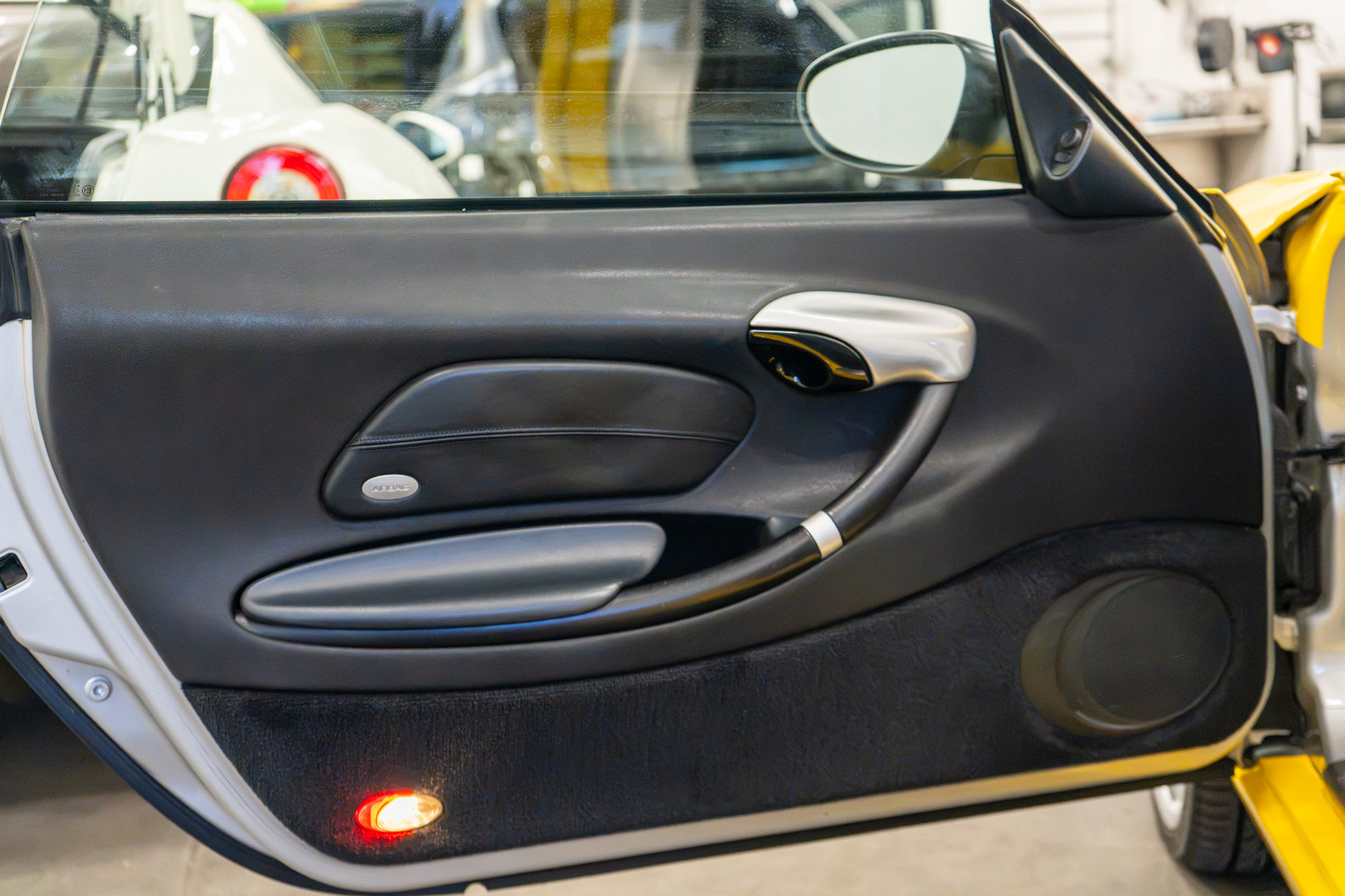 Used 1998 Porsche Boxster RWD image 33