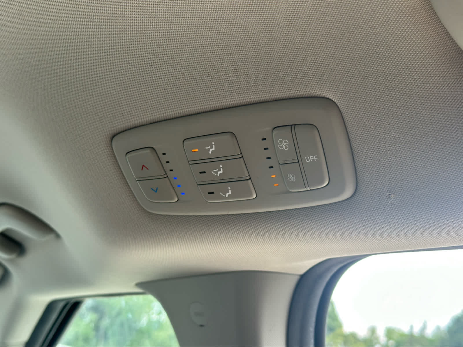 Used 2022 Kia Carnival LX FWD image 19