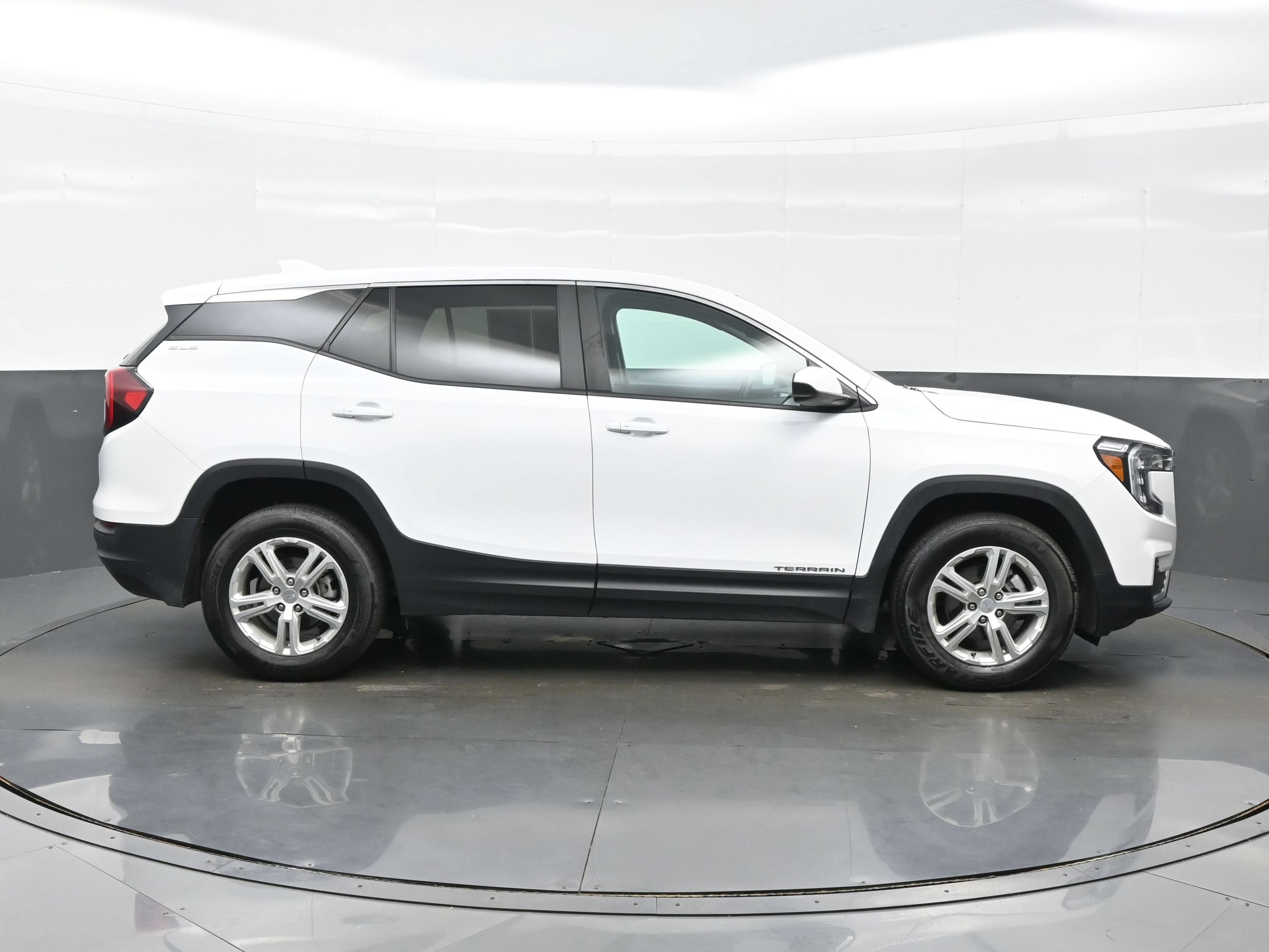 Used 2024 GMC Terrain SLE AWD/4WD image 7