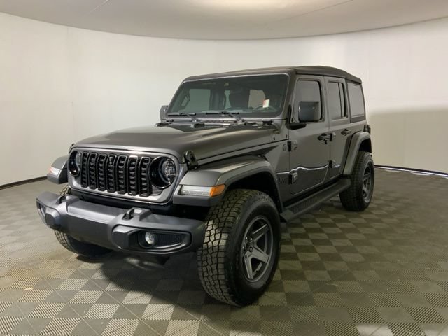 Used 2025 Jeep Wrangler Unlimited Sahara w/ Technology Group AWD/4WD image 3