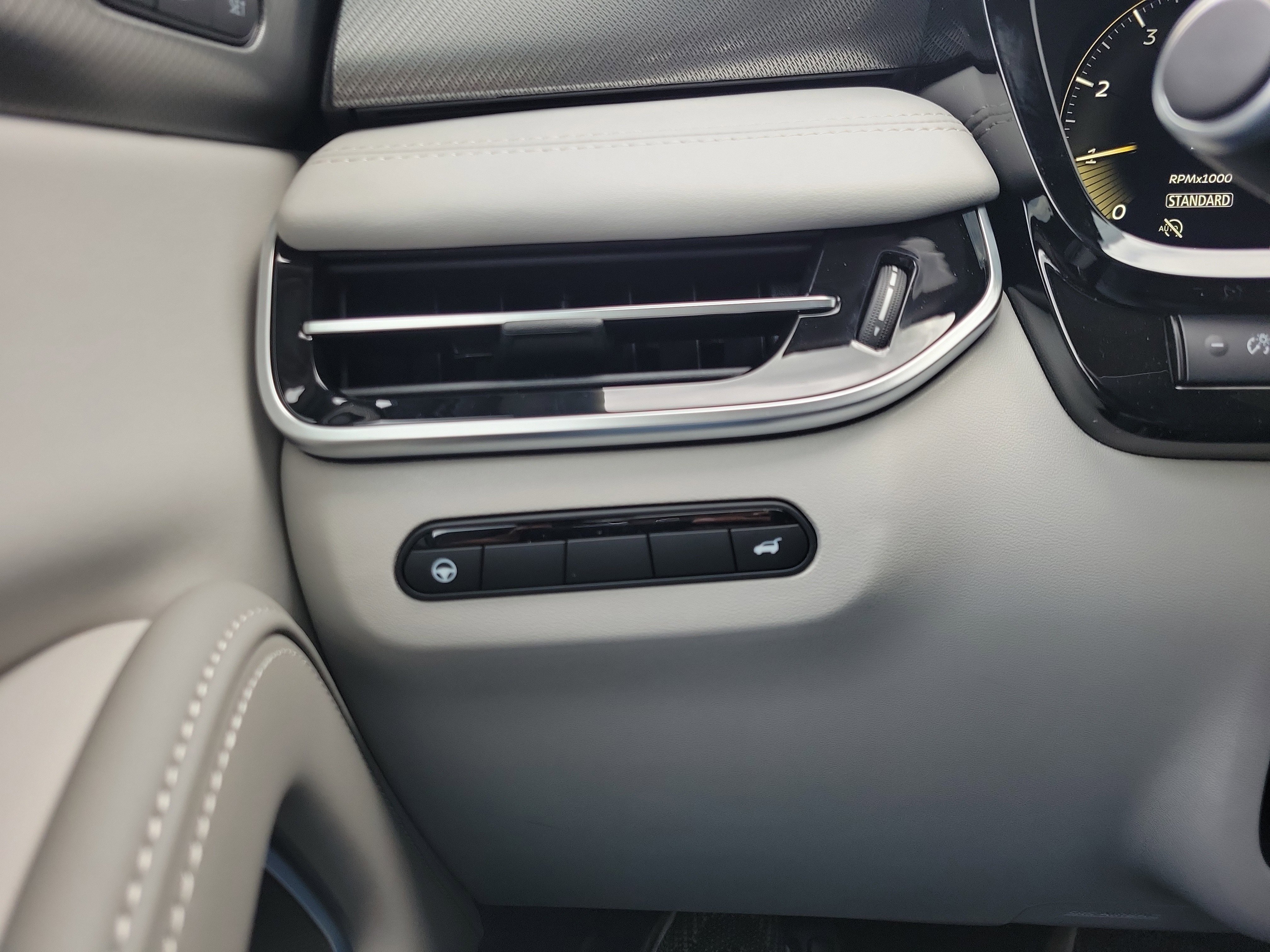 New 2026 INFINITI QX60 Luxe w/ Family Package image 29