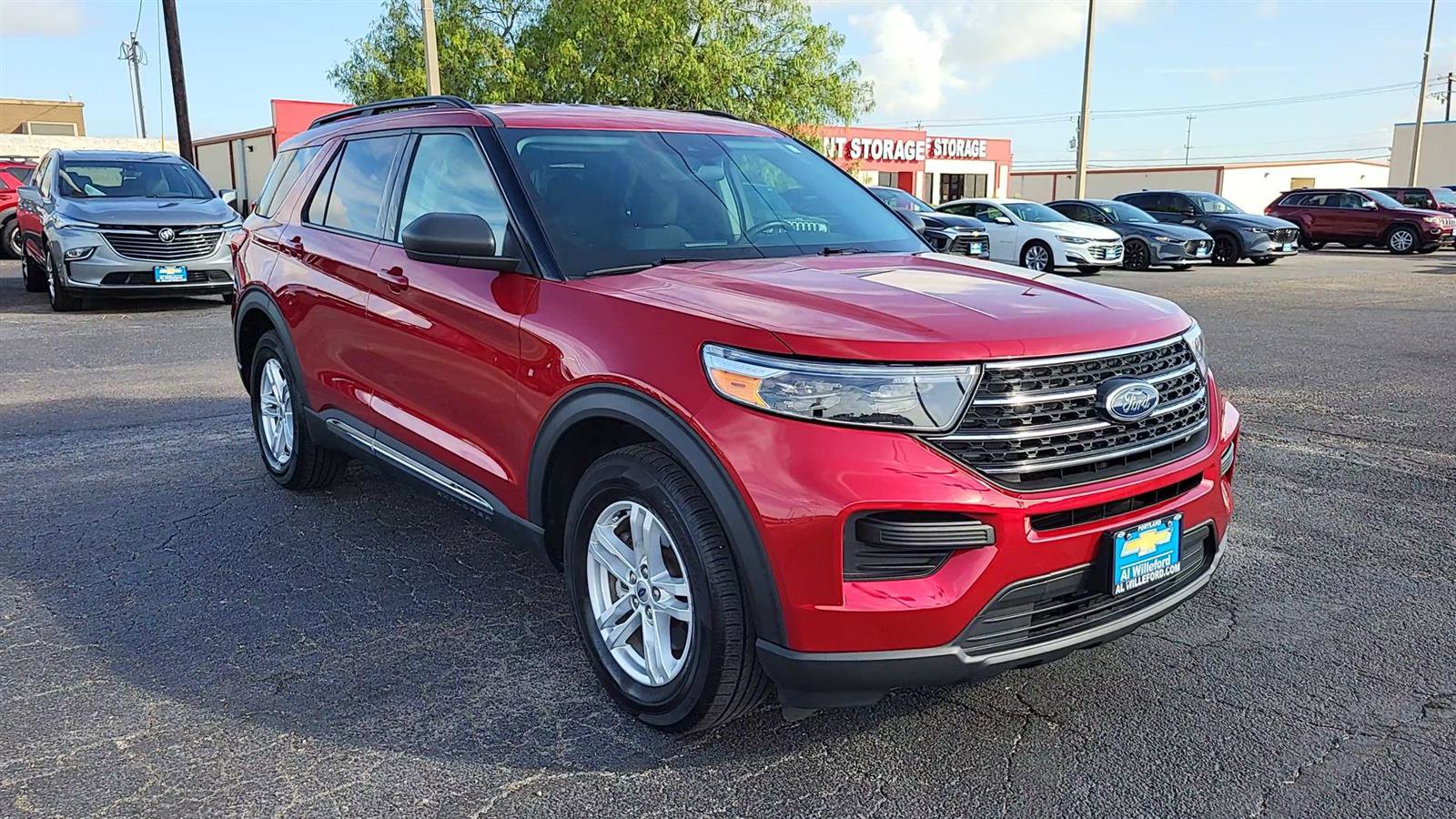 Used 2023 Ford Explorer XLT image 2