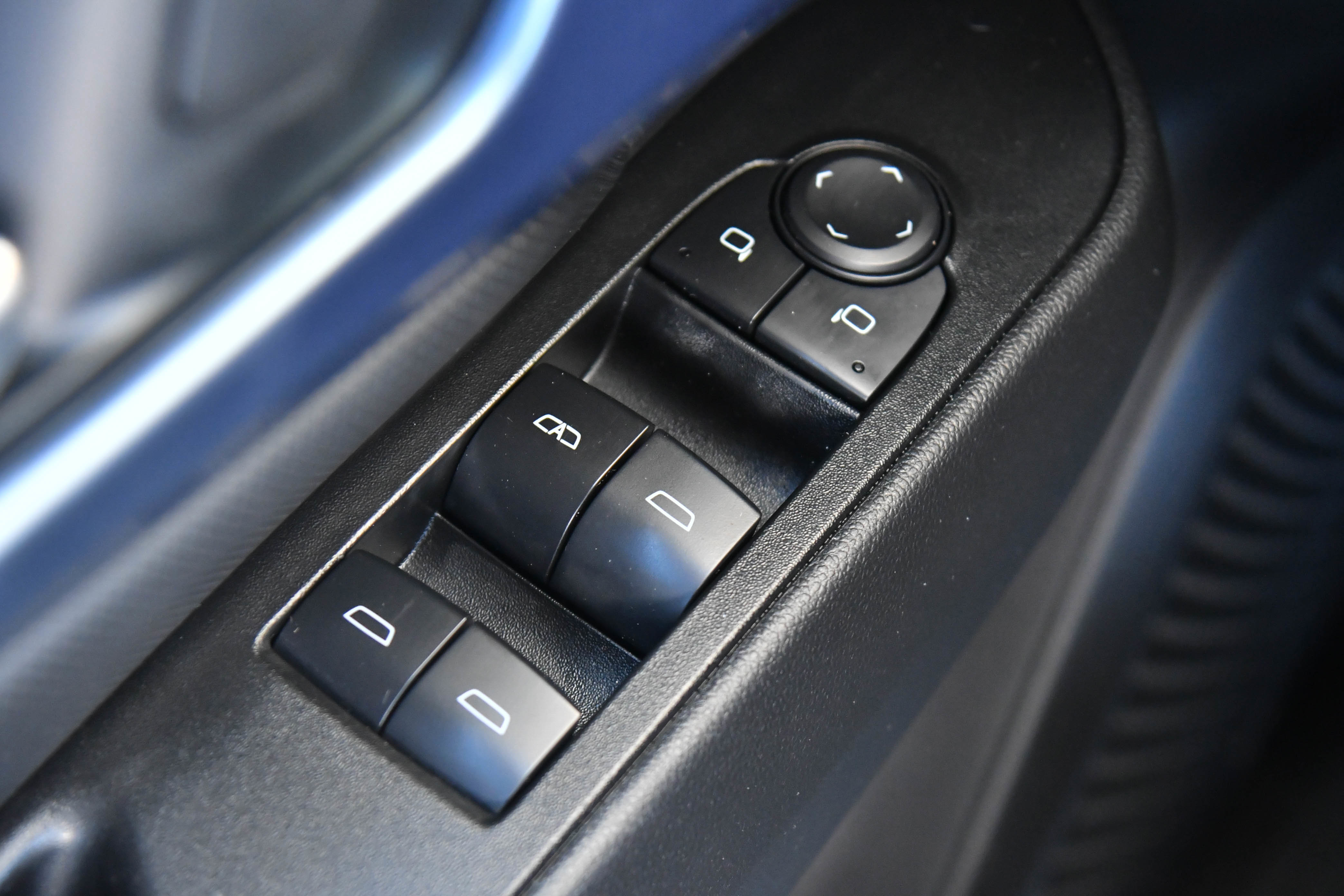Used 2025 Chevrolet Equinox EV LT w/ Convenience Package FWD image 42