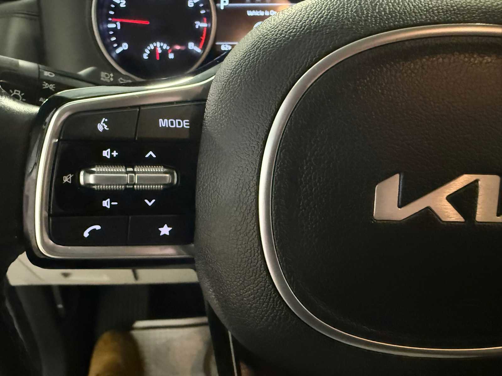 Used 2024 Kia Carnival LX FWD image 27