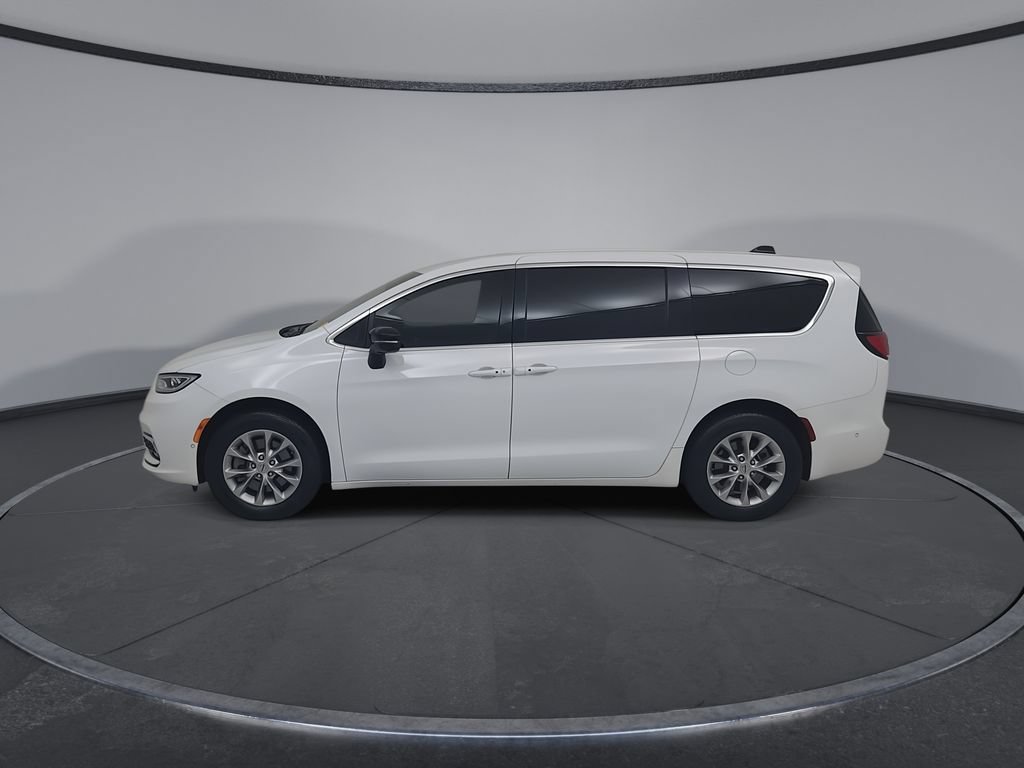 Used 2025 Chrysler Pacifica Select AWD/4WD image 11