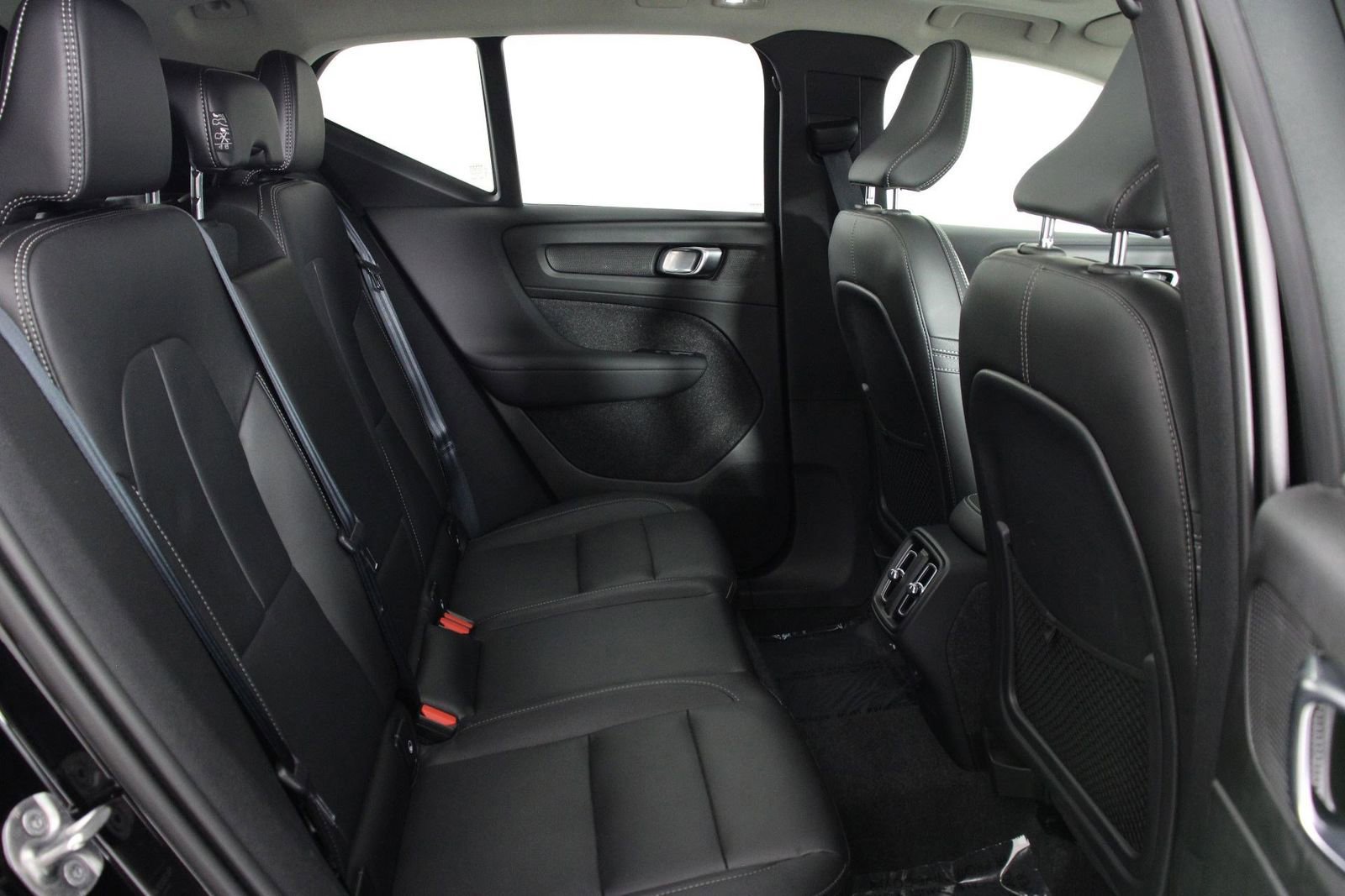 Certified 2025 Volvo XC40 B5 Plus AWD/4WD image 30