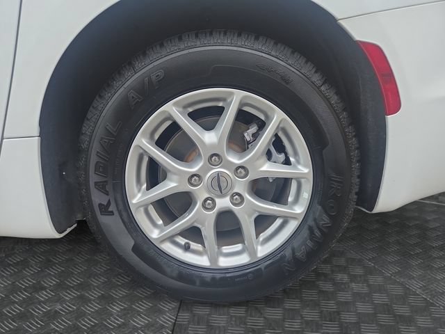 Used 2023 Chrysler Pacifica Touring-L FWD image 36