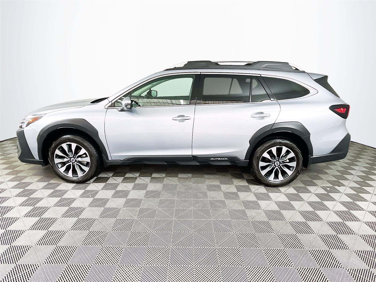 Used 2025 Subaru Outback Touring AWD/4WD image 4