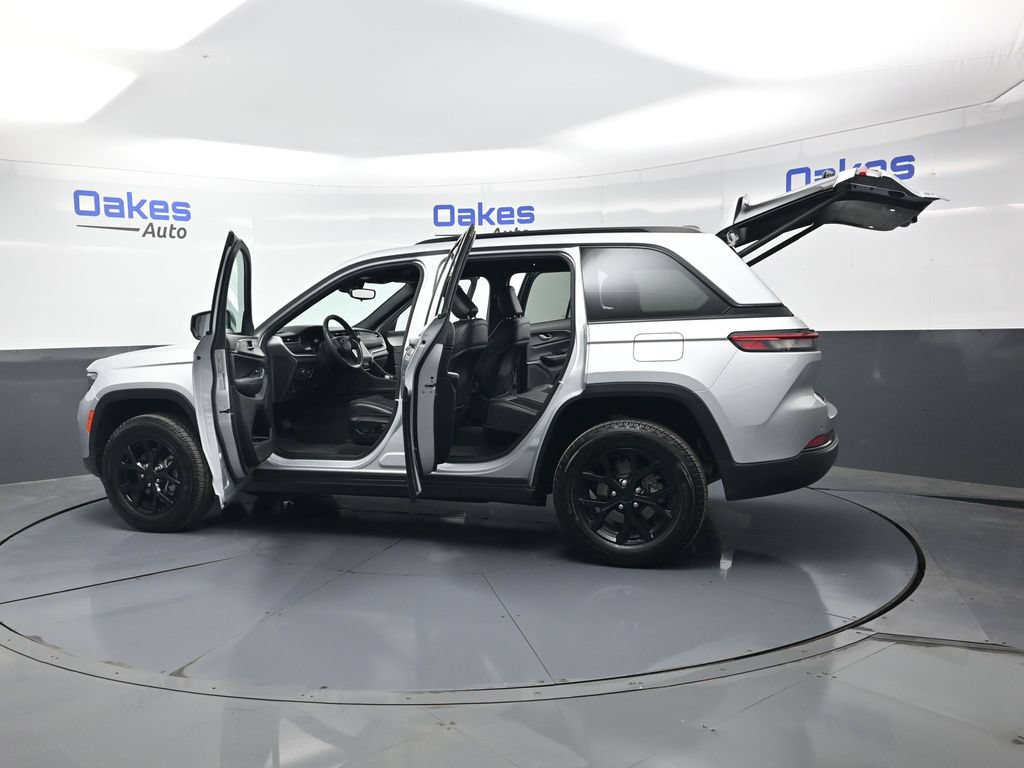 Used 2024 Jeep Grand Cherokee Altitude RWD image 53