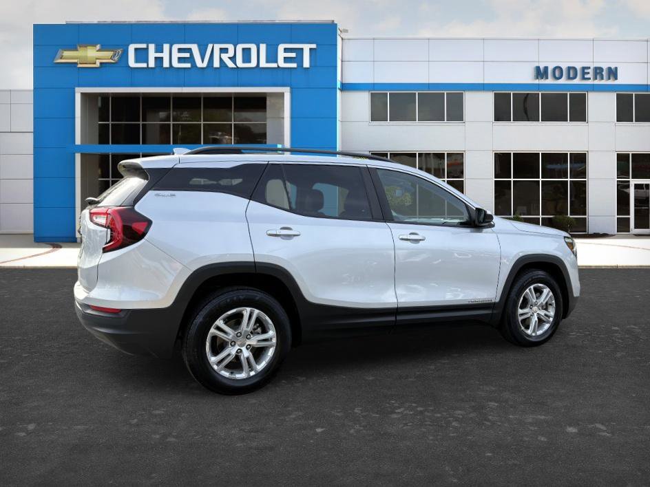 Used 2022 GMC Terrain SLE w/ Driver Convenience Package image 4