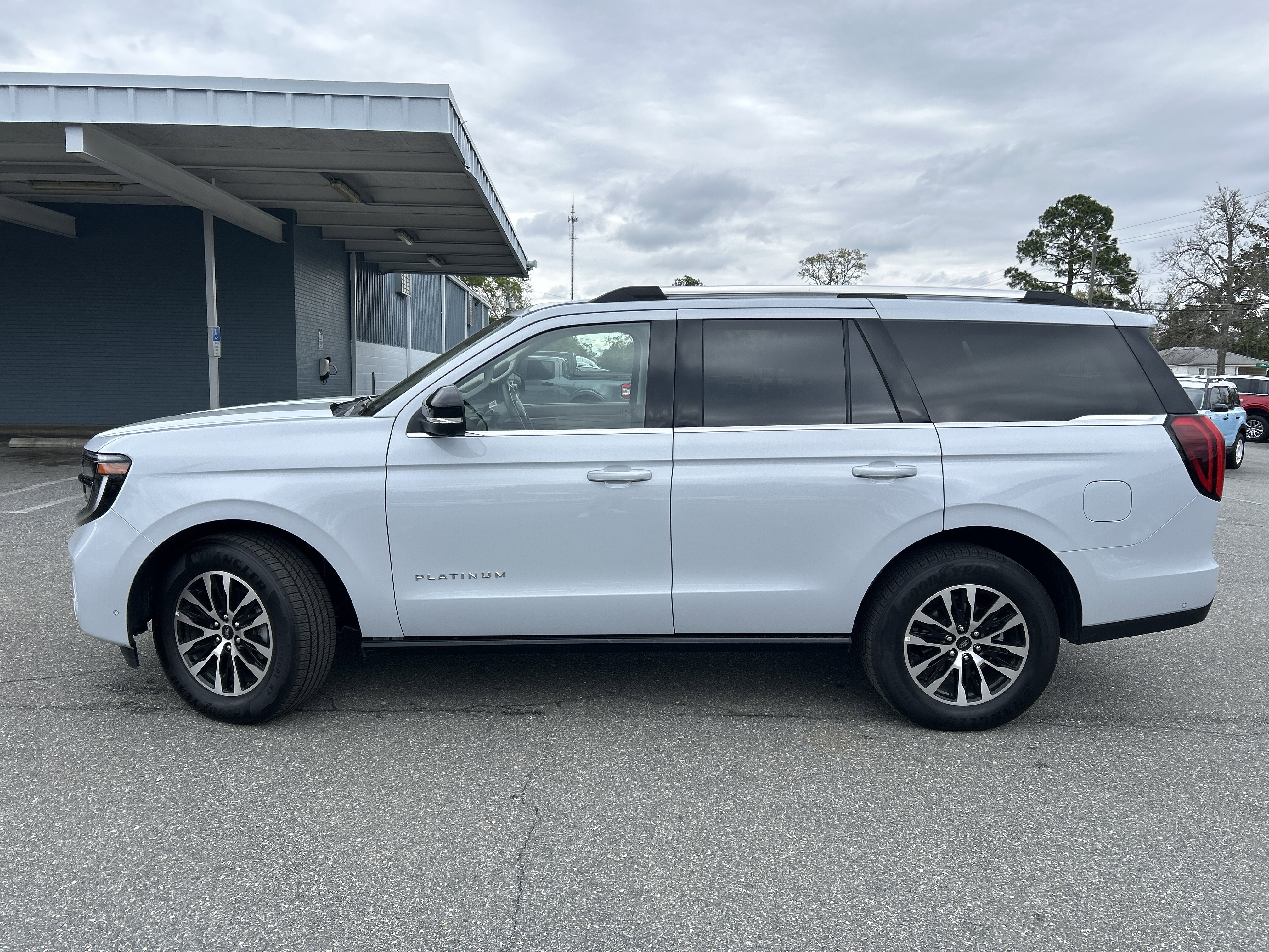 Certified 2025 Ford Expedition Platinum image 4