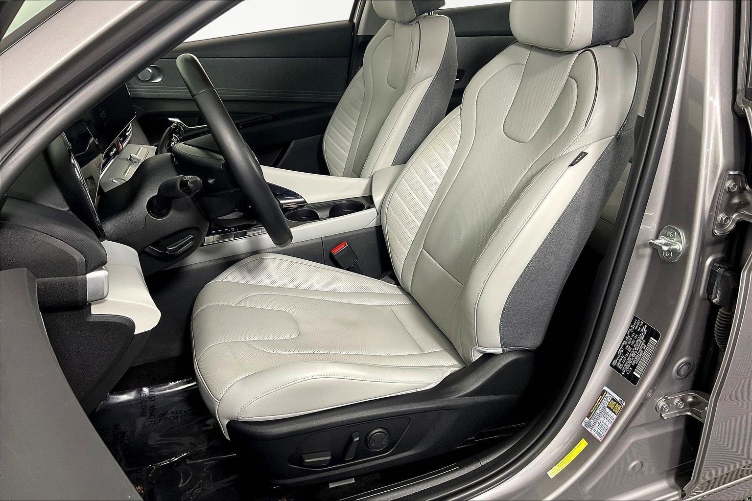 Certified 2022 Hyundai Elantra Limited w/ Preferred Accessory Package image 20