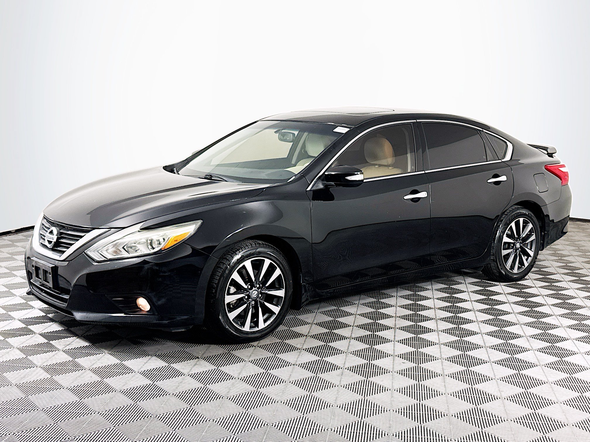 Used 2016 Nissan Altima 2.5 SL w/ 2.5 Technology Package FWD image 4