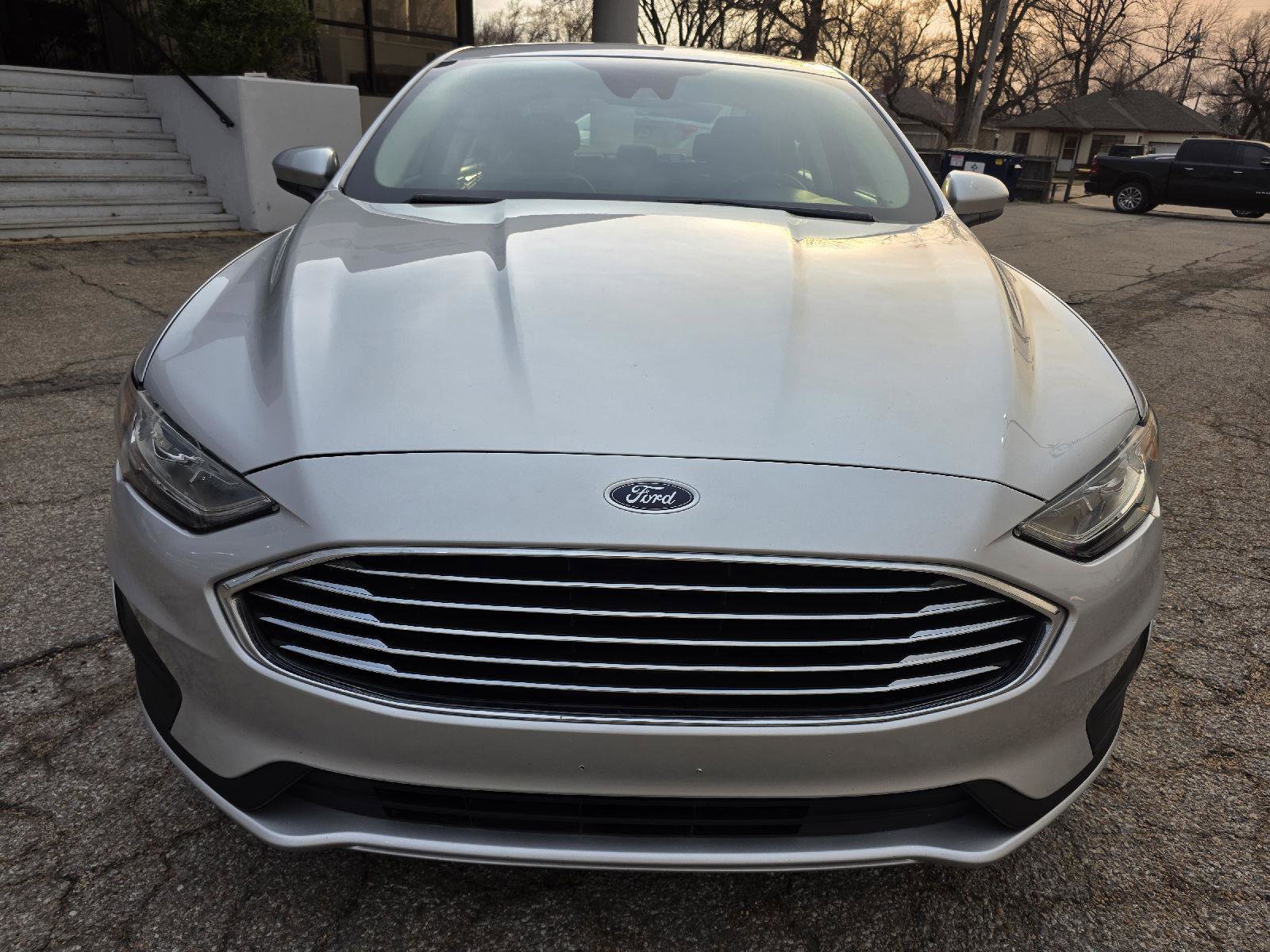 Used 2019 Ford Fusion SE image 2